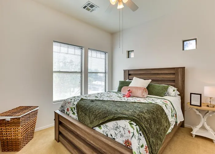 Pool, Game Room! Family-friendly Retreat
